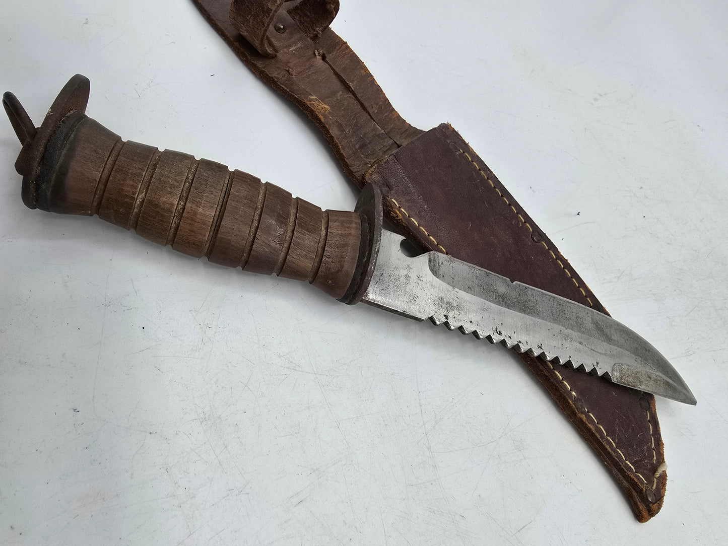 Poignard US WW2 EGW dent de scie nominatif